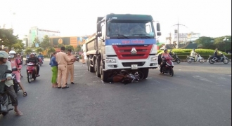 Thai phụ bị xe tải kéo lê dưới gầm sau va chạm giao thông
