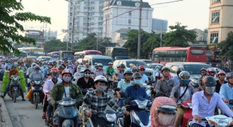 Hàng nghìn người dân đổ về quê dịp lễ, tình trạng giao thông ùn tắc