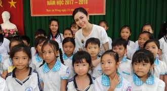 Hoa khôi Nam Bộ 2017 cùng báo Gia đình Việt Nam trao quà cho học sinh nghèo