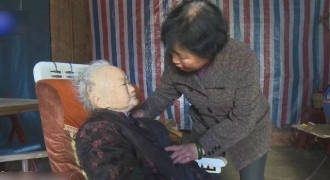 Chuyện cảm động về người con dâu 74 tuổi hơn nửa thế kỉ vẫn hiếu thuận với mẹ chồng 105 tuổi