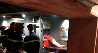 Một nhân viên nhà hàng bị kẹt đầu trong thang máy đưa thức ăn tử vong