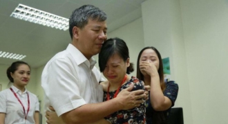 Thổn thức những giọt nước mắt trong giây phút chia tay BS Nguyễn Anh Trí nghỉ hưu