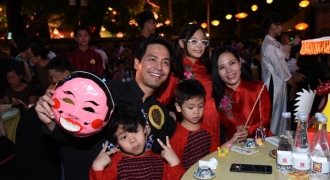 Phan Anh, Quang Thắng, Á hậu Thụy Vân… đưa gia đình đi ngắm đèn ông sao