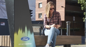 Forrd chế tạo băng ghế thông minh kết nối wifi và sạc điện thoại cho người đi bộ