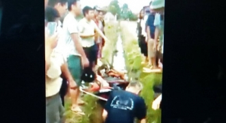 Thanh Hóa: Xôn xao video nam thanh niên trộm chó bị người dân đẩy xuống mương