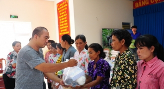 Báo Gia Đình Việt Nam và mạnh thường quân tặng 150 phần quà cho hộ nghèo