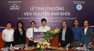 Dược phẩm Nhất Nhất trao thưởng 69 triệu đồng cho vận động viên cờ vua Nguyễn Anh Khôi