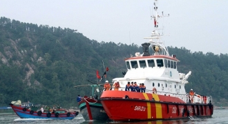 Kịp thời cứu 13 thuyền viên gặp nạn trên biển trước cơn bão số 13