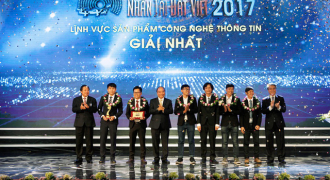 Thủ tướng Nguyễn Xuân Phúc trao giải Nhân tài Đất Việt 2017