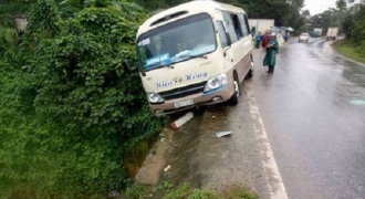 Hà Tĩnh: Xe khách va chạm xe đầu kéo, 3 người bị thương