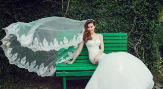 Hồ Ngọc Hà quyến rũ và thuần khiết trong tà áo cưới