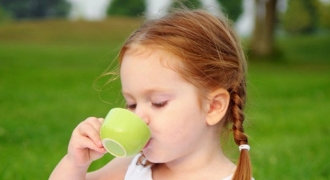 Trẻ em uống trà xanh có tốt không?