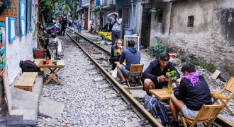 Quán cà phê bán hàng trên đường sắt tại Hà Nội: Khi kẻ bán, người mua coi thường tính mạng