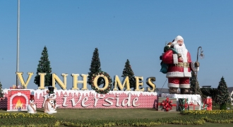 Cư dân Vinhomes Riverside tất bật trang hoàng nhà cửa đón Giáng Sinh