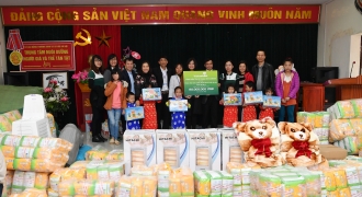 Công đoàn Vietcombank thăm, tặng quà Trung tâm nuôi dưỡng người già và trẻ tàn tật Thụy An