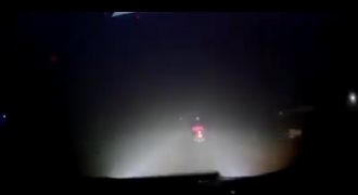 Tài xế ô tô tốt bụng, chiếu đèn cho xe máy di chuyển trong đêm mưa