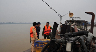 Cảnh sát bắt giữ nhiều tàu 'cát tặc' trên sông Hồng