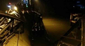 Sập cầu ở Sài Gòn trong đêm, xe ô tô và xe máy rơi xuống sông