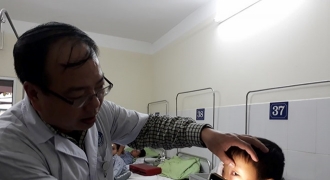 Bé trai 8 tuổi nhập viện vì chó cắn vào mắt