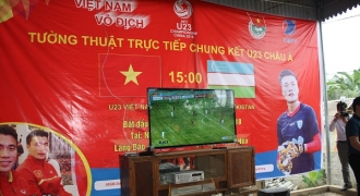 Hàng trăm người hâm mộ đến nhà thủ môn Bùi Tiến Dũng cổ vũ cho U23 Việt Nam