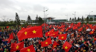 Hàng chục ngàn cổ động viên trong sắc đỏ chào đón các cầu thủ U23 Việt Nam