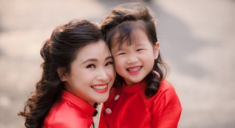 Rực rỡ vị Tết trong bộ ảnh cực yêu của hai mẹ con BTV Khánh Ly