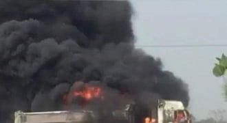 Xe tải bốc cháy dữ dội khi đang chạy trên đường, tài xế thoát chết trong gang tấc