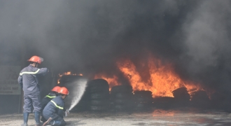 Sơ xuất khi đốt cỏ, một xưởng lốp bị thiêu rụi