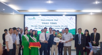 Vietcombank tặng xe ô tô 29 chỗ cho BV Trung ương Huế