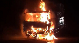 Một người tử vong sau va chạm, xe tải bốc cháy ngùn ngụt