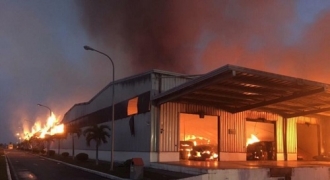 Nhà máy sợi chứa gần 5.000 tấn hàng hóa tại Quảng Ninh cháy ngùn ngụt trong đêm