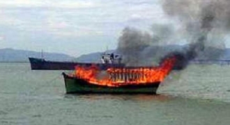 Tàu cá bốc cháy dữ dội, 4 ngư dân ôm phao nhảy xuống biển