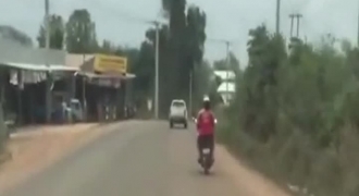 Video: Chồng vừa đi xe máy vừa đánh vợ bùm bụp