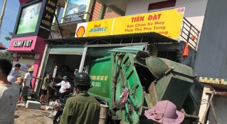 Xe chở rác lao vào nhà dân khiến 3 người bị thương nặng