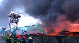 Cháy kho giấy tại Tp. HCM, hàng ngàn m2 nhà xưởng bị thiêu rụi