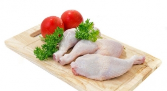 Rửa thịt gà sống  không đúng cách có thể làm tăng nguy cơ ngộ độc thức ăn từ vi khuẩn