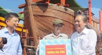 Phó Thủ tướng thường trực Trương Hòa Bình thăm ngư dân Quảng Bình