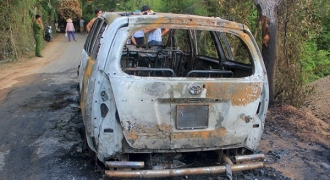 Xe Innova bốc cháy khi đang chạy trên đường, 8 người thoát chết
