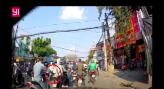 Video: Ngang nhiên móc túi người đi xe máy khi đang dừng đèn đỏ