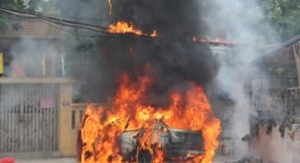 Lùi xe qua đống rác đang cháy, xe Ford Focus bốc cháy dữ dội