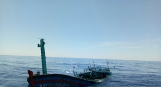 Cứu sống 3 ngư dân bị chìm tàu gần đảo Lý Sơn