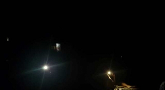 Hà Nội: Khổ sở vì mất điện liên tục lúc nửa đêm, dân nháo nhác tìm nhà nghỉ tránh nóng