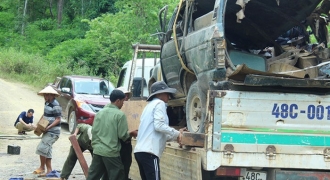 Điều tra vụ xe chở gỗ lậu bị lật khiến 2 người tử vong tại khu vực rừng được bảo vệ nghiêm ngặt
