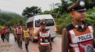 Giải cứu thêm 4 thành viên đội bóng Thái Lan bị kẹt trong hang