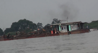 Hà Nội: Cát tặc tàn phá sông Hồng, ai đang 