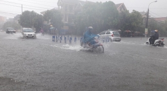 Mưa lớn kéo dài khiến nhiều tuyến phố ở Hà Tĩnh ngập nặng