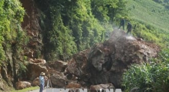 Sơn La: Gần 1.000m3 đất đá sạt lở, Quốc lộ 279D ách tắc nghiêm trọng