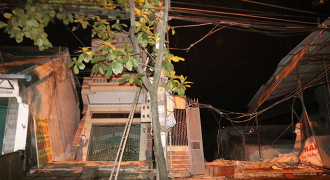 6 nhà bị sập xuống sông Đà, di dời dân khẩn cấp trong đêm