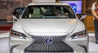 Cận cảnh Lexus ES 2019 đầu tiên cập bến Đông Nam Á