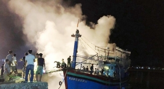 Nghệ An: Tàu cá hàng tỷ đồng bất ngờ bốc cháy dữ dội